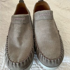 Manitobah loafer style women’s shoe.